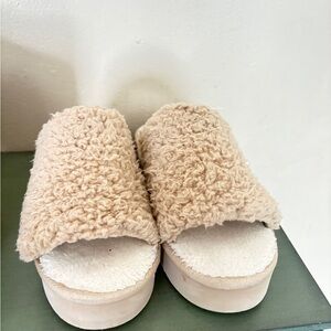 Dearfoams Women's Cream Fuzzy Slippers EU38/39. US 7-8